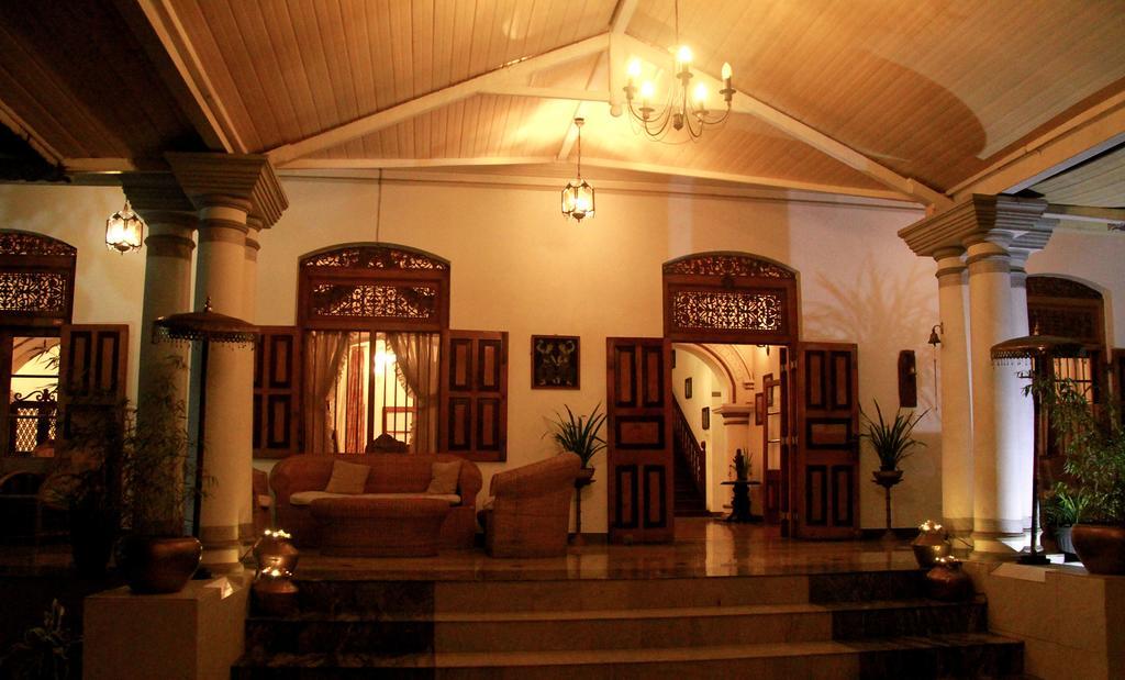 Manor House Hotel Embulpure Exterior photo