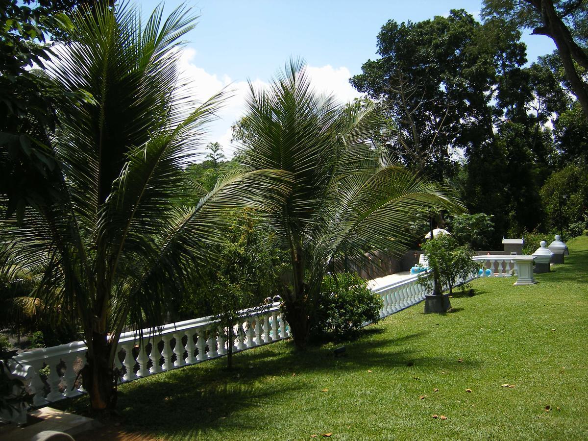 Manor House Hotel Embulpure Exterior photo