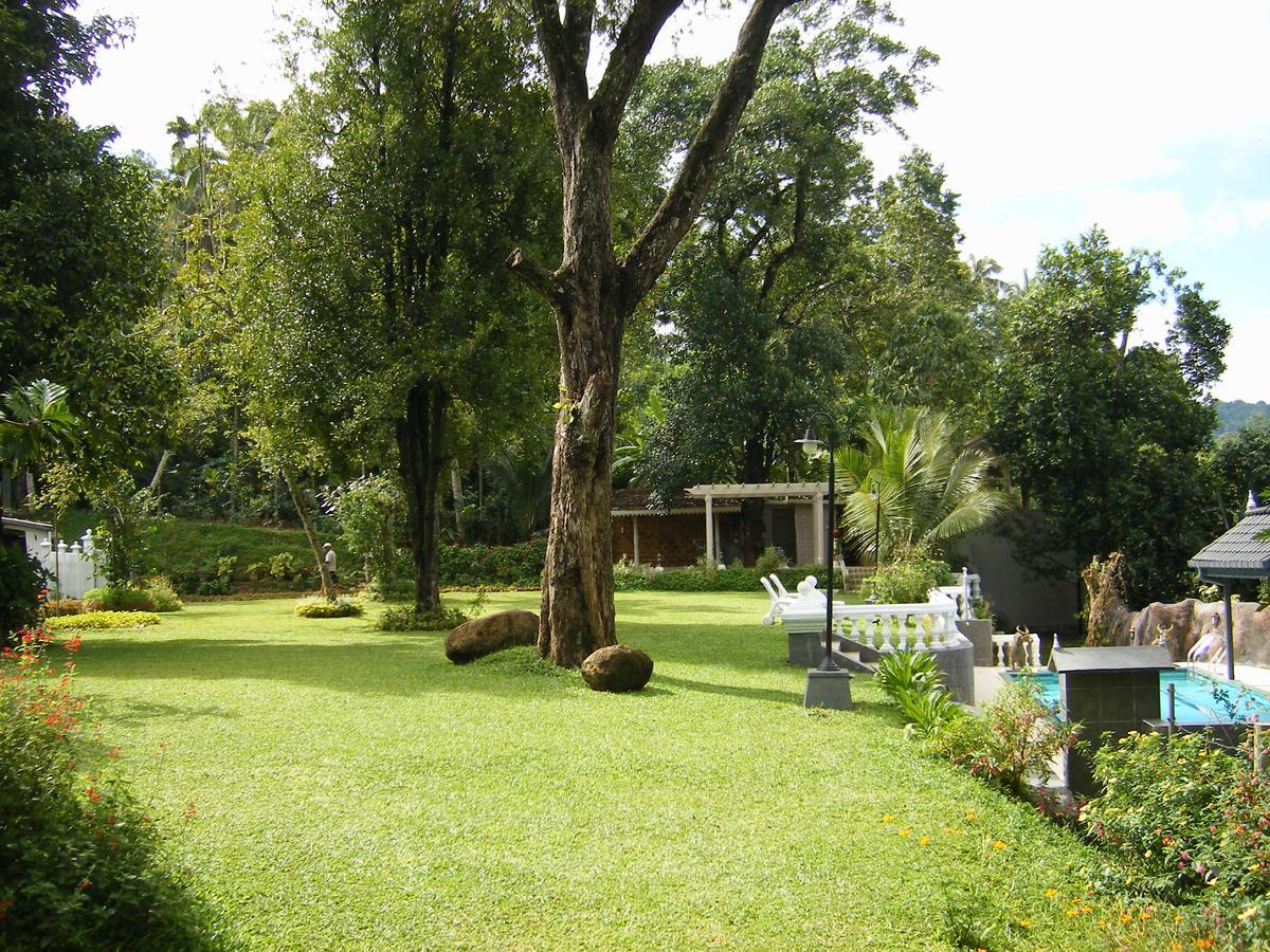 Manor House Hotel Embulpure Exterior photo