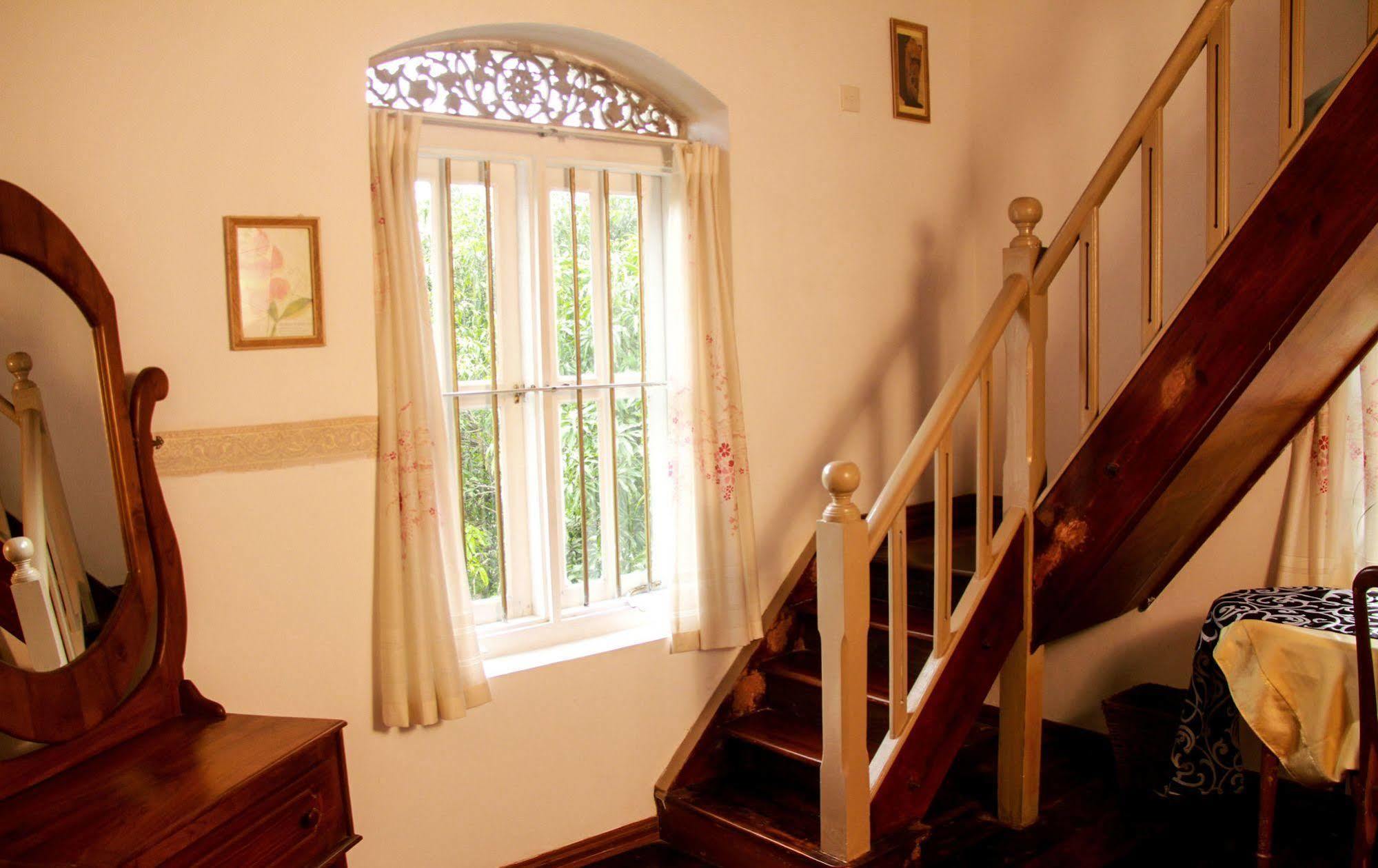 Manor House Hotel Embulpure Exterior photo