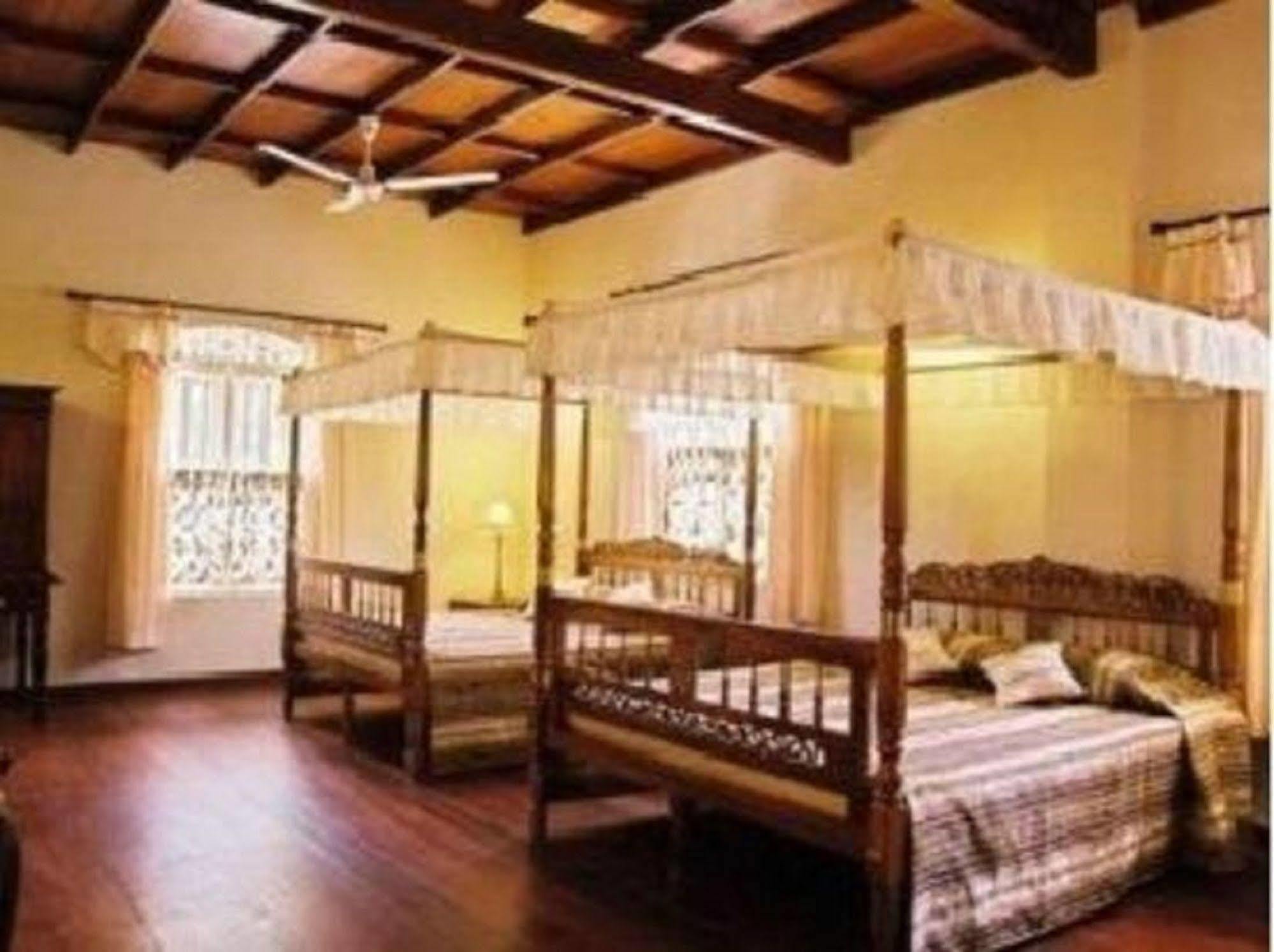 Manor House Hotel Embulpure Exterior photo