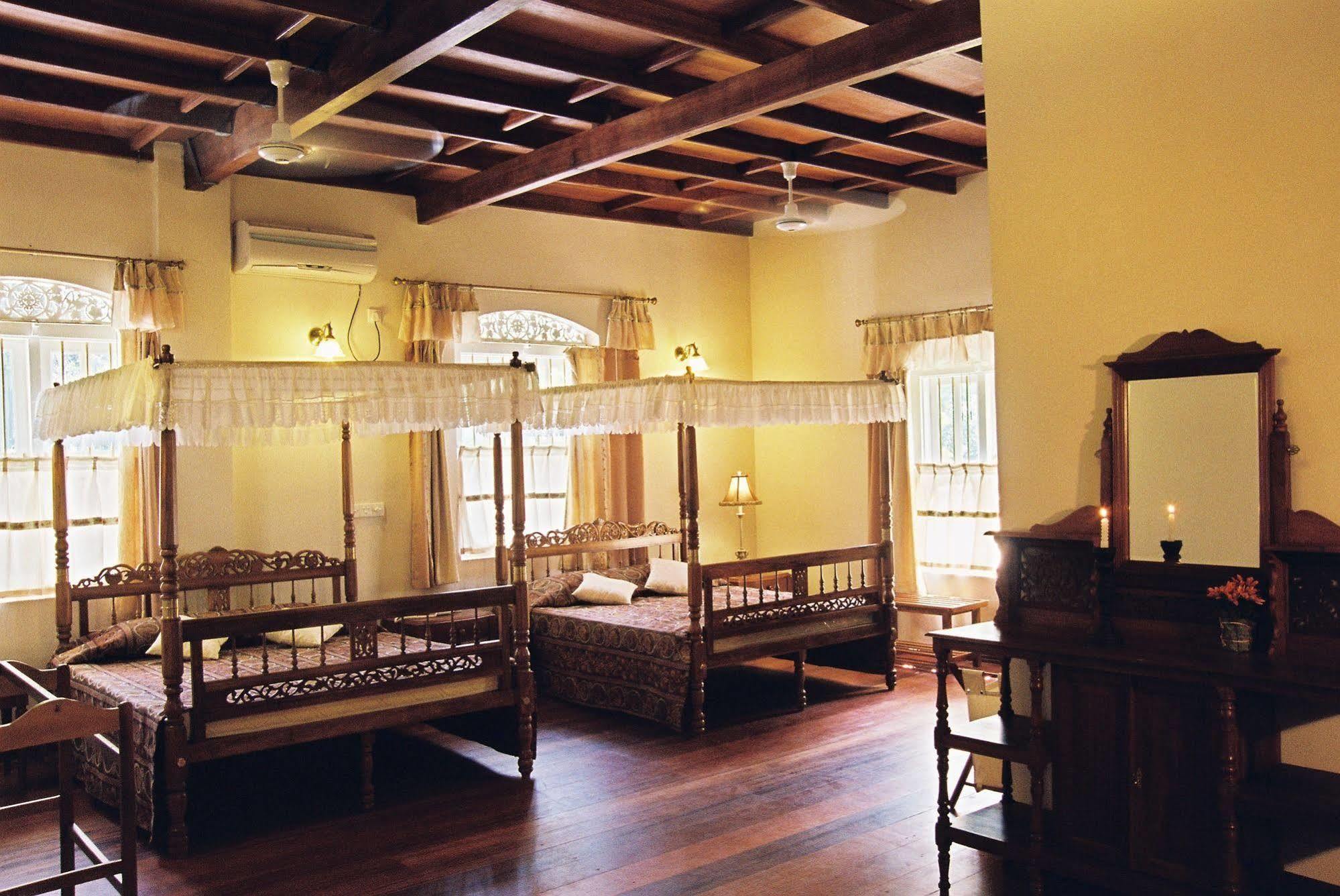 Manor House Hotel Embulpure Exterior photo