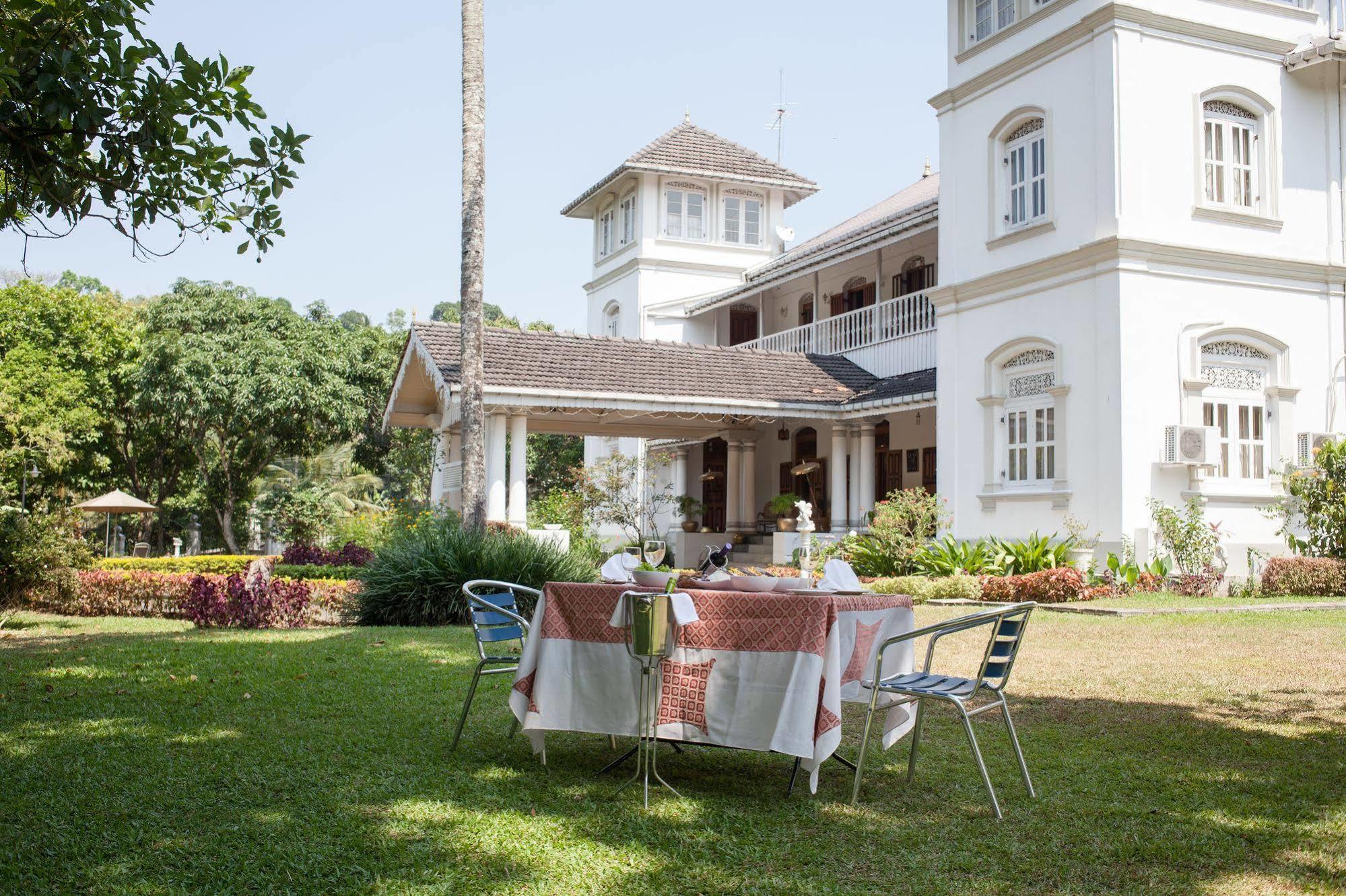 Manor House Hotel Embulpure Exterior photo