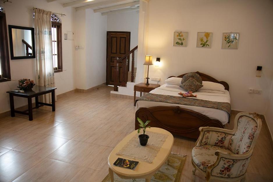 Manor House Hotel Embulpure Exterior photo