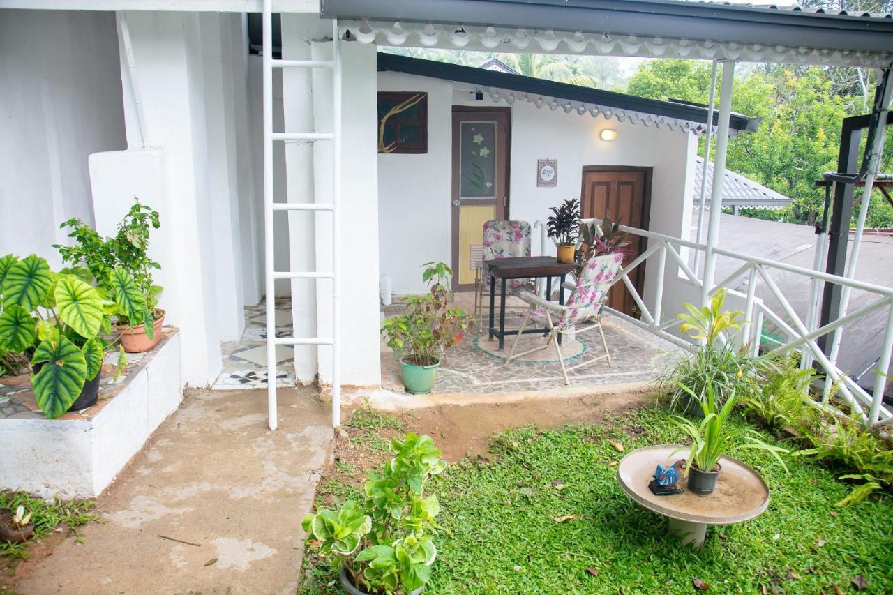 Manor House Hotel Embulpure Exterior photo
